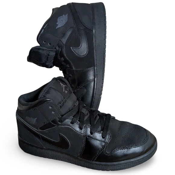 black retro jordan 1